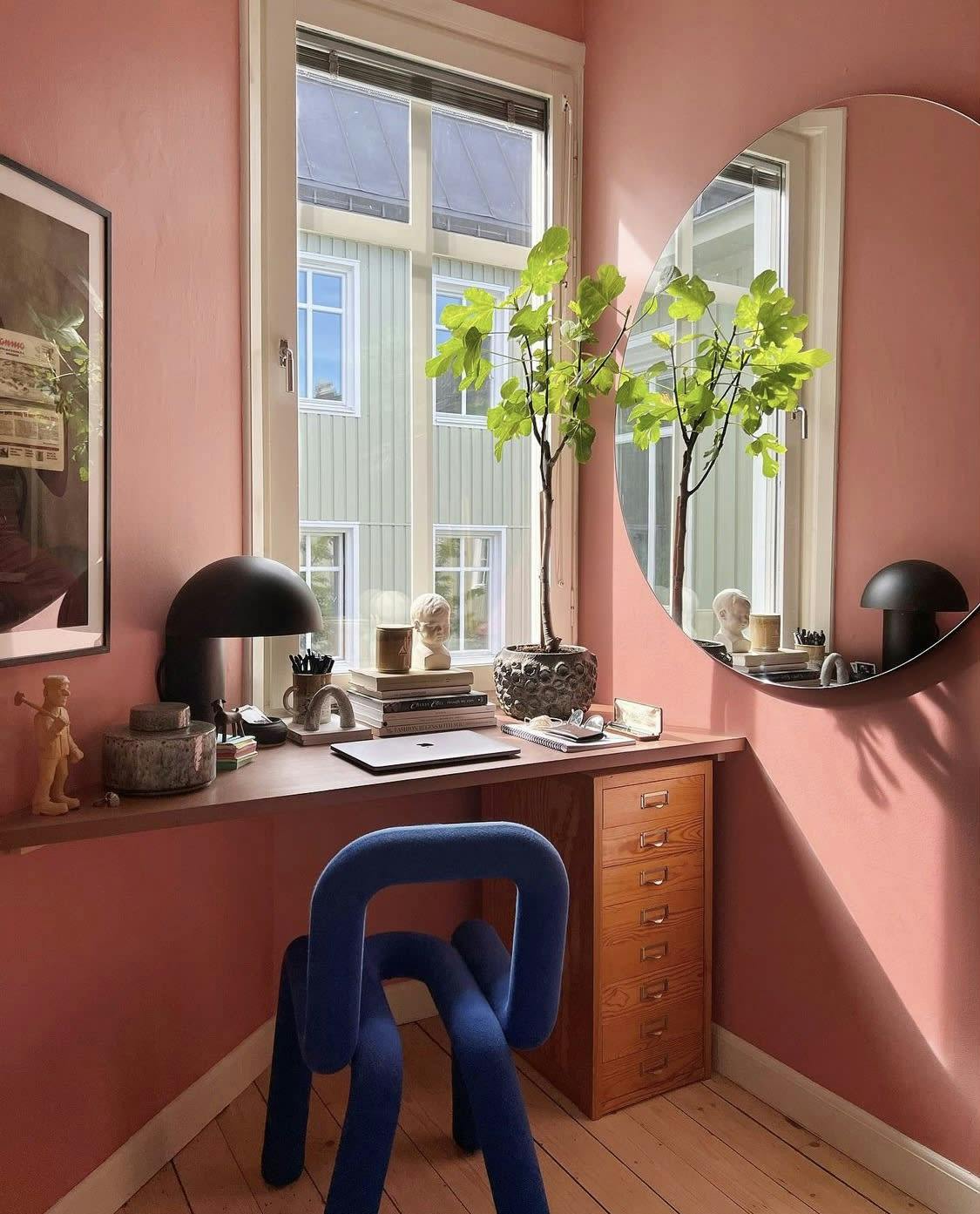 Home office in pink